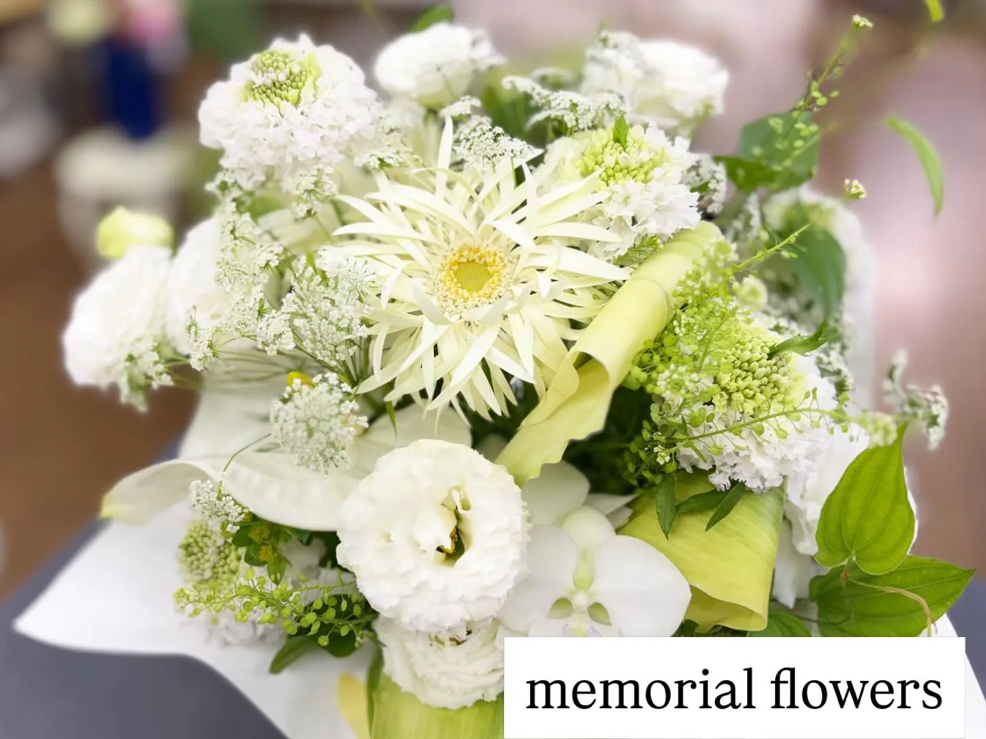 静かに想いを届ける白上がりのお供えアレンジメントﾟ･*:.｡...