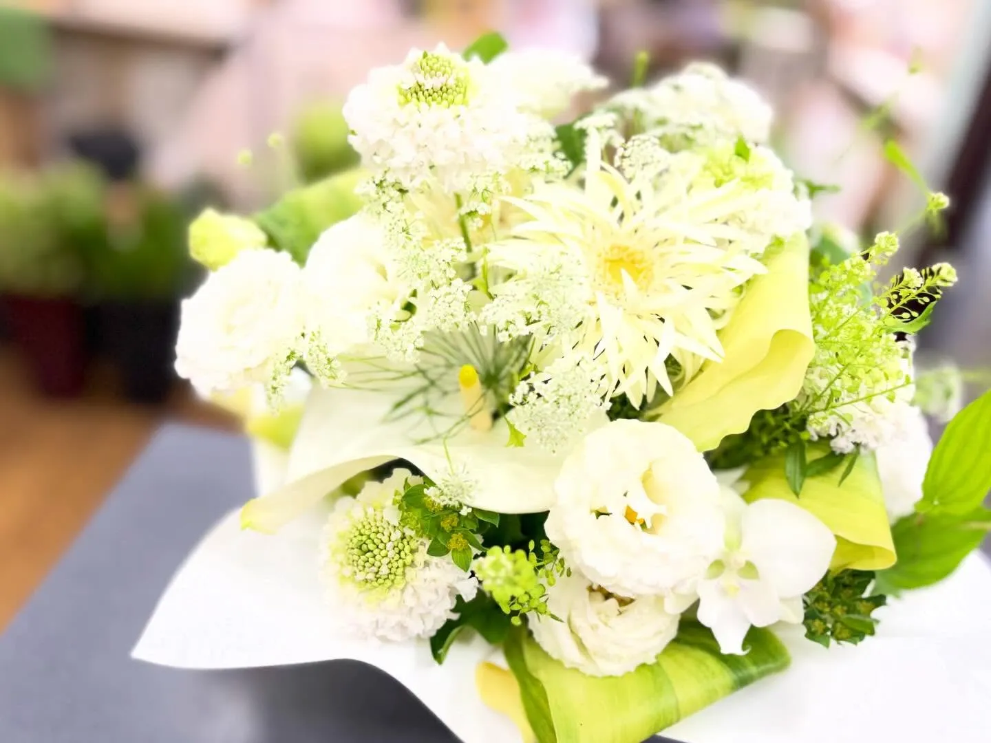 静かに想いを届ける白上がりのお供えアレンジメントﾟ･*:.｡...